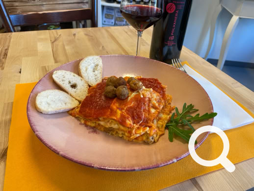 Frisch zubereitetes italienische Mittagsmenu